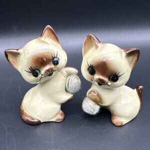Vintage Kitschy Eyelash Siamese Cat Kitty Kitten Yarn Ceramic Figurine Pair
